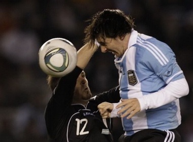 Messi lai muon ghi ban bang tay hinh anh