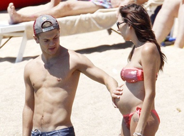 Jack Wilshere xoa bung bau ban gai hinh anh