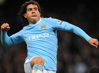 Inter tu bo thuong vu Tevez vi so luong 'khung’ hinh anh