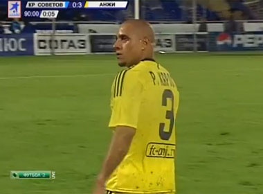 CDV nem chuoi miet thi Roberto Carlos hinh anh