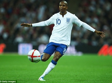 'Bo suu tap' ban thang va kien tao cua Ashley Young hinh anh