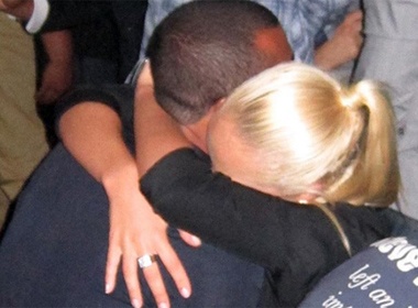 Ashley Cole om ap gai la hinh anh