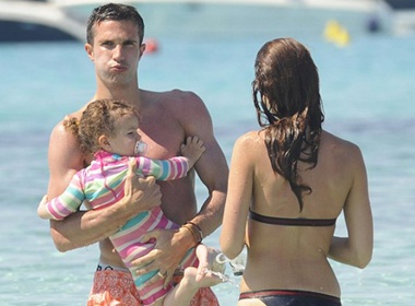 Van Persie 'xa hoi' ben vo con hinh anh