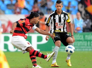 Pha tia bong khong the can pha cua Ronaldinho hinh anh