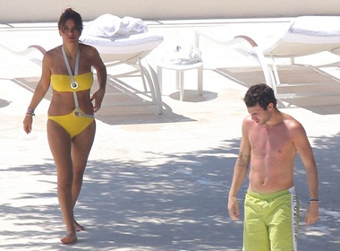 Fabregas hen ho voi 'may bay ba gia' hinh anh