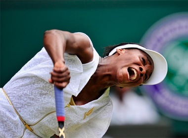 Nha Williams sach bong tai Wimbledon hinh anh