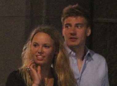 Bendtner hen ho voi nguoi dep quan vot? hinh anh