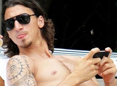 Ibrahimovic khoe hinh xam tren be boi hinh anh