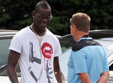 Chiec ao phan cam cua Balotelli hinh anh