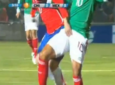 Doc chieu ‘bop trung’ cua tien ve Chile hinh anh