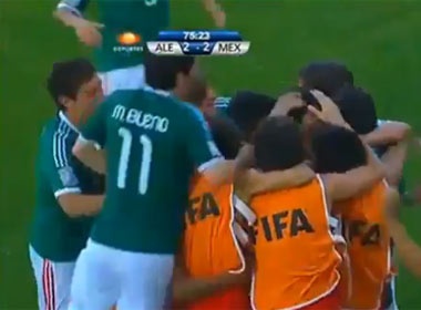 ‘Sao’ tre Mexico ghi ban tu cham phat goc hinh anh