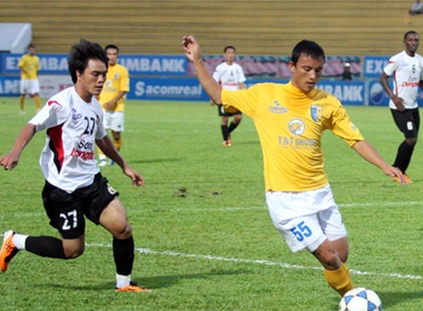 Cong Vinh lai 'no sung' mang ve 3 diem cho Ha Noi T&T hinh anh