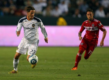 David Beckham ghi ban tu cham phat goc hinh anh