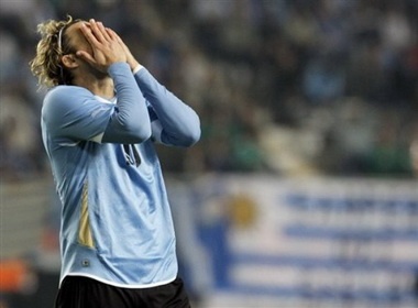 Pha hong an dang tiec cua Forlan hinh anh