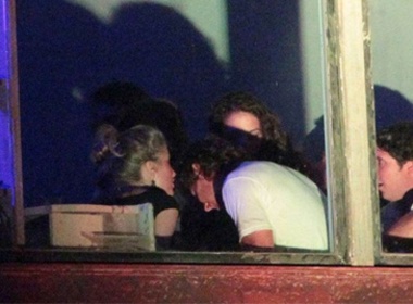 Nadal cuoi hon ho ben gai la hinh anh