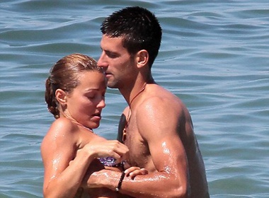 Djokovic 'tu thuong' bang ky nghi o Phap hinh anh