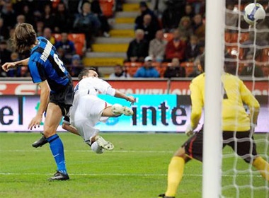 Pha sut penalty 'quai di' chua tung thay hinh anh