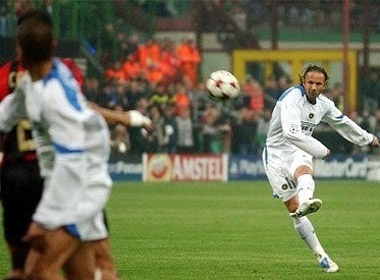 Da phat ghi ban tu giua san hinh anh