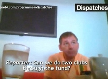 Huyen thoai MU bi lat tay vu 'lach luat' lien doan bong da hinh anh