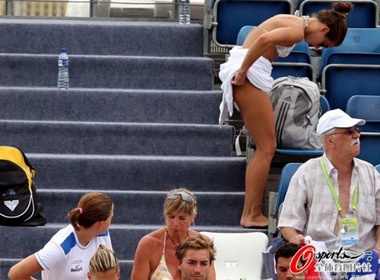 Nu VDV boi loi hon nhien thay quan tren khan dai hinh anh