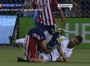 CR7 dung don Judo tren san bong hinh anh