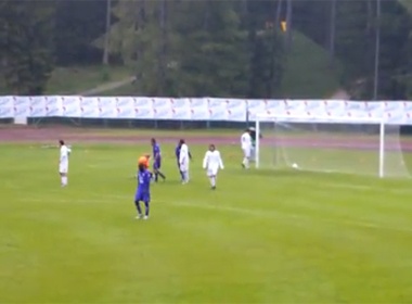 Tien ve di bong qua 7 cau thu roi ghi ban hinh anh