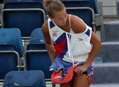 Them mot nu VDV vo tu 'lot do' tren khan dai hinh anh