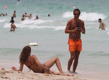 HLV Milan vui ve ben co con gai cung hinh anh