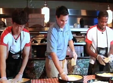 Evra va Park Ji-Sung tro tai lam banh pizza hinh anh