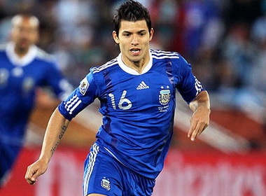 Aguero dap chuyen bay toi Manchester hinh anh