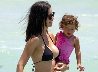 Be yeu cua tay vot Marko Jaric va co vo sieu mau hinh anh