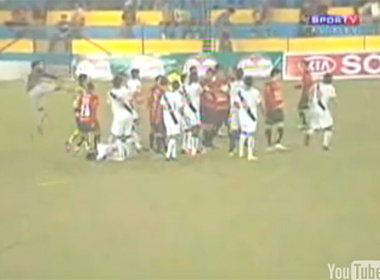 Bi cam thi dau vinh vien vi triet ha doi phuong hinh anh