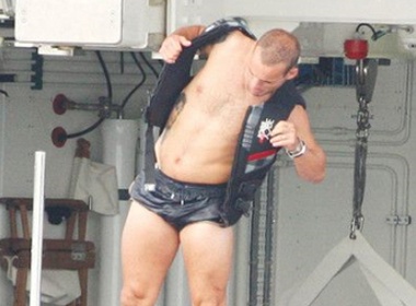 Sneijder coi ao lo bung beo hinh anh