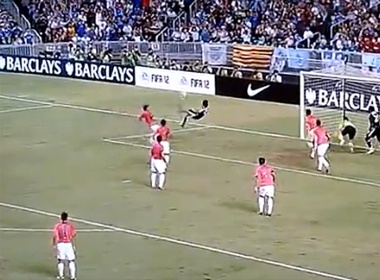 Hai huoc pha sut bong vao mat cua Benayoun hinh anh