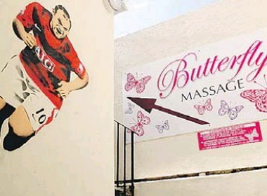 Rooney thanh bieu tuong cau khach truoc cong nha tho hinh anh