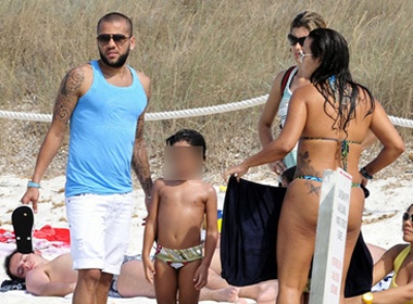 Ky nghi he muon cua gia dinh Dani Alves hinh anh