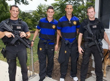 Rio Ferdinand ‘quay tung’ o Nha trang hinh anh