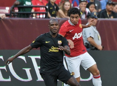 Diem tin 31/7: Abidal dua Rafael vao vien hinh anh