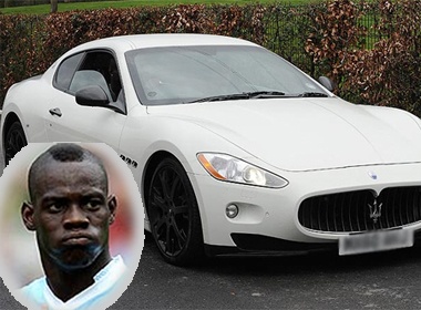 Balotelli bi dong doi 'choi deu' hinh anh