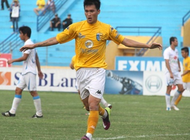 Cong Vinh gianh giai cau thu xuat sac nhat thang hinh anh