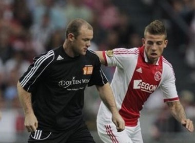 Sieu sao tro tai trong le vinh danh Van Der Sar hinh anh