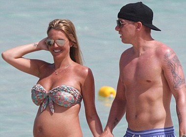 Be yeu nha Danielle Lloyd duoc xuat vien hinh anh
