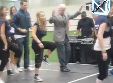 Sir Bobby Charlton nhay hip hop hinh anh