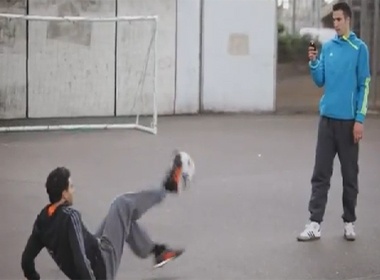 Bo con Van Persie quang cao Adidas hinh anh