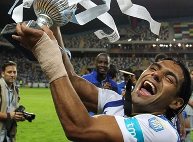 Diem tin sang 19/8: 'Manh ho' Falcao do bo La Liga hinh anh