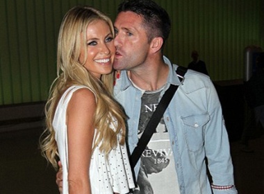 Vo chong Robbie Keane lam nao loan san bay hinh anh