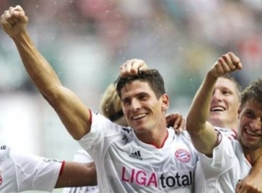 Gomez lap hat-trick, Bayern vui dap Kaiserslautern hinh anh