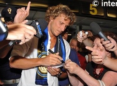 Fan Inter 'don long' Forlan o san bay hinh anh
