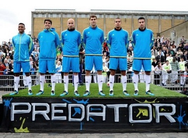 Chuyen dung giay cua cac sieu sao bong da hinh anh