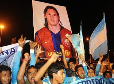 1500 CDV thuc trang dem cho Messi hinh anh